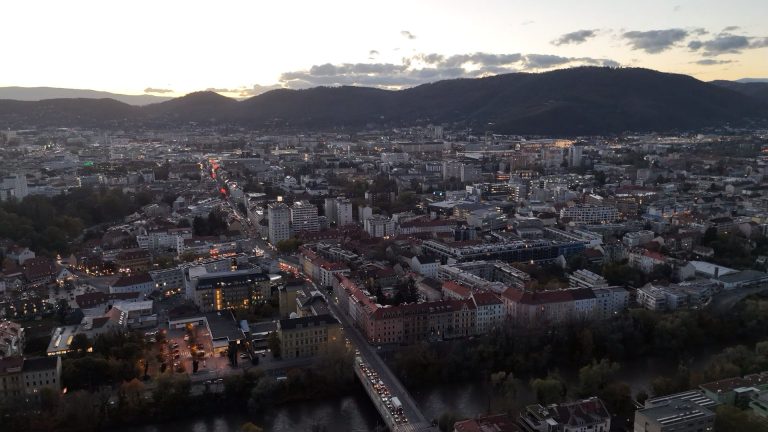 Graz am Abend vom Schloßberg