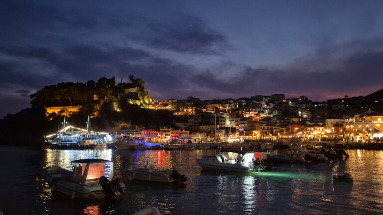 Parga bei Nacht