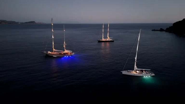 Segelboote bei Nacht