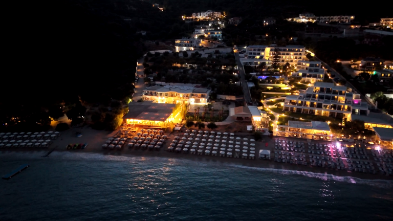 Strand und Campingplatz bei Nacht